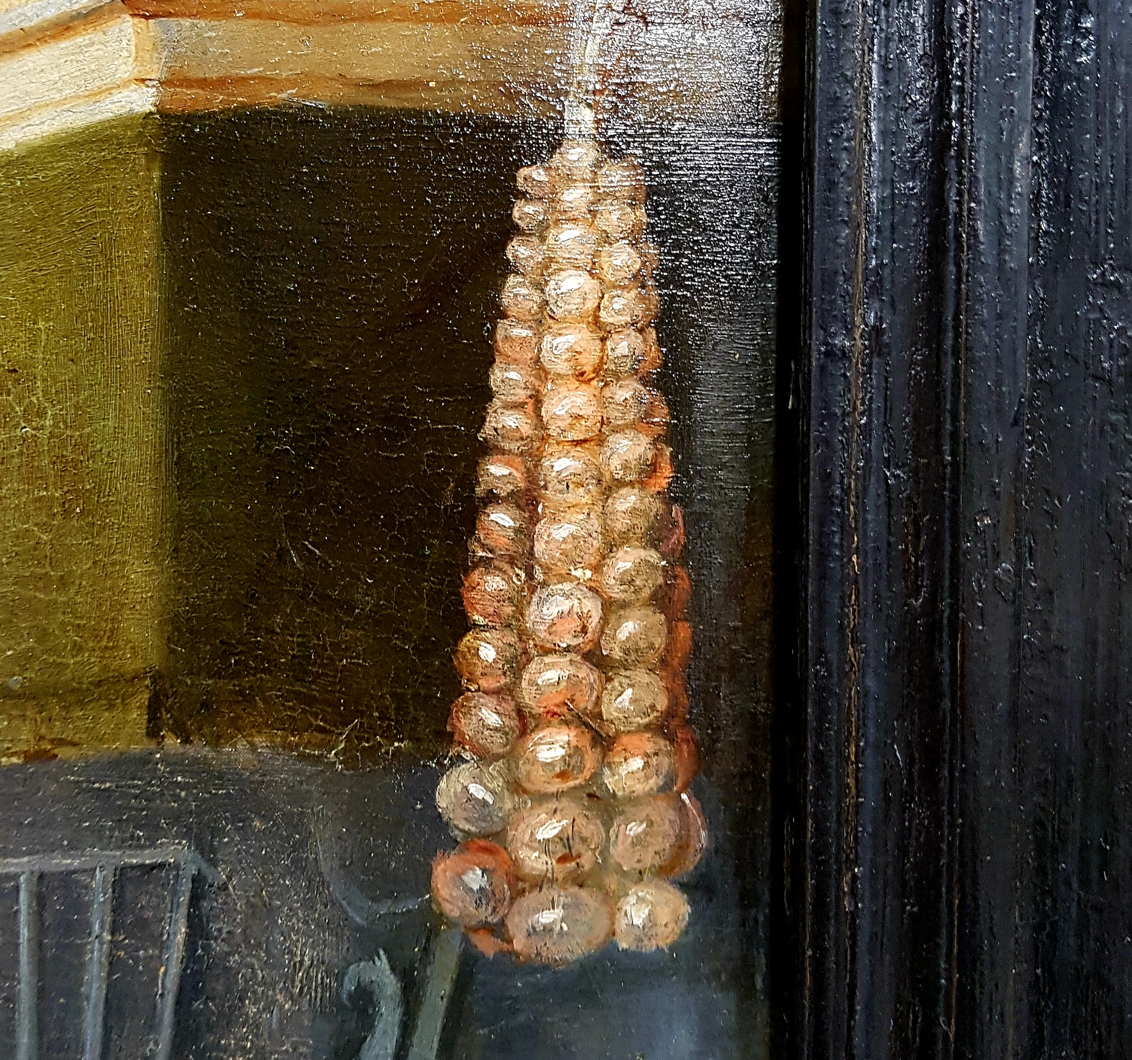 Streng met uien aan een schouw op anoniem schilderij uit 16e eeuw