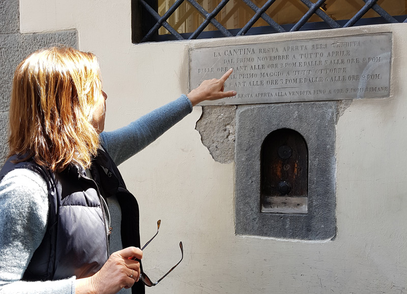 Op zoek naar wijnraampjes in Florence met Marita